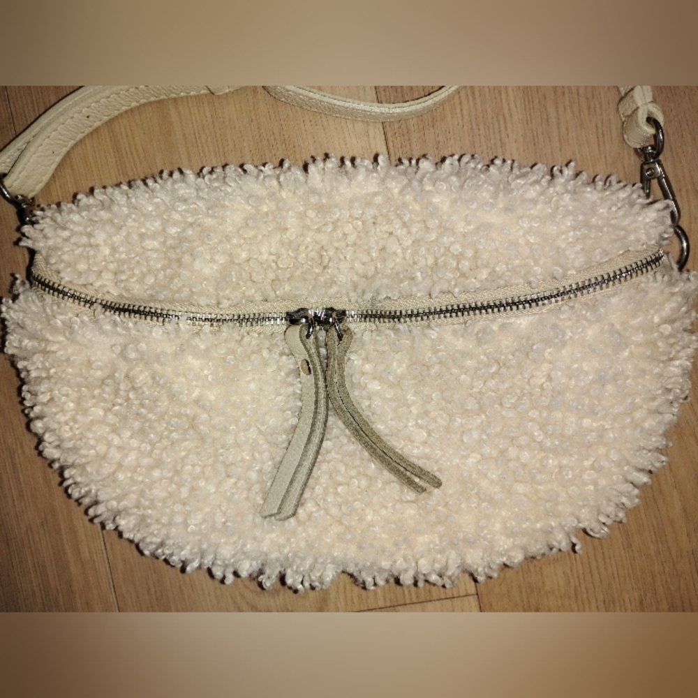 ☀️🌊Teddy Plush Sherpa Crossbody/ Belt Bag w/ Adjustable Leather Strap - Picture 4 of 6